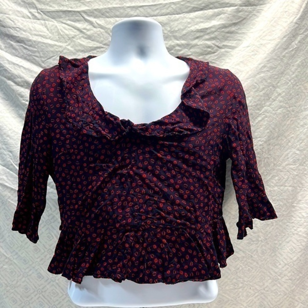 Top Shop petite size8 ruffled neck crop top black with red lips